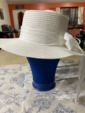White Wide-Brim Sun Hat - Women size 7”